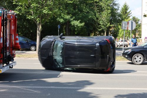 Lublin: Nie zdołała wyhamować. Po chwili Toyota leżała na boku