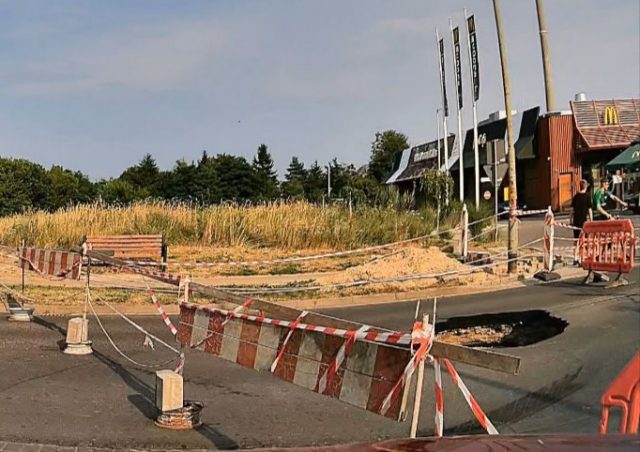 Łęczna: Zapadła się jezdnia. Kilkumetrowej głębokości wyrwa powstała na środku drogi