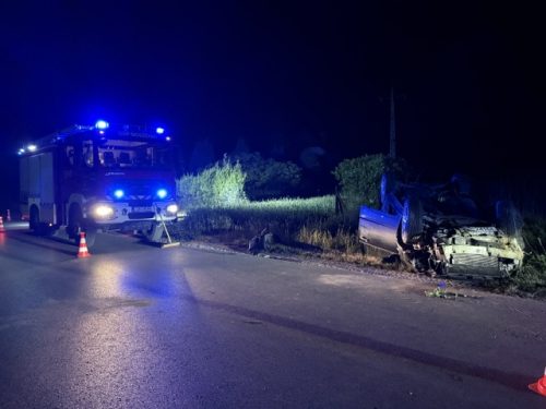 Po dachowaniu kierowca dziwnie się zachowywał. Alkomat pokazał dlaczego