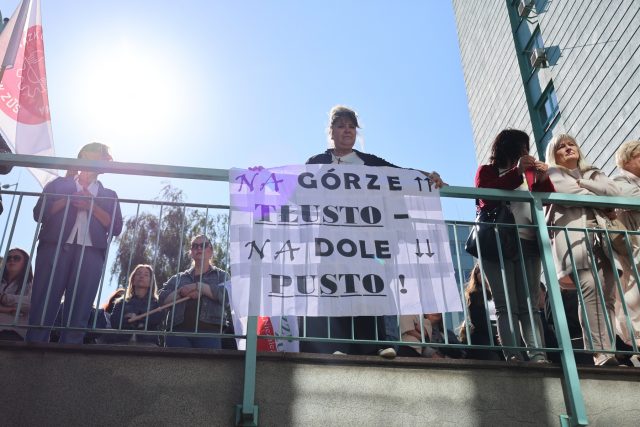 Protest pracowników ZUS w Lublinie. Związkowcy żądają podwyżek i zapowiadają referendum strajkowe