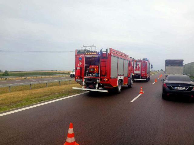 Samochód uderzył w bariery na S12\S17. Utrudnienia w kierunku Lublina