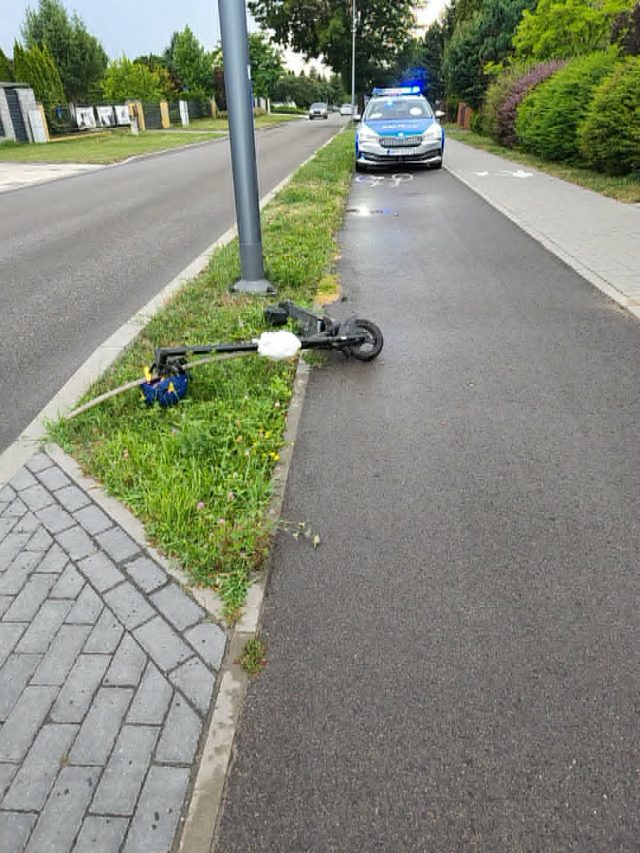 Jechał po pijanemu hulajnogą. Wjechał w słup, rozbił głowę o nawierzchnię