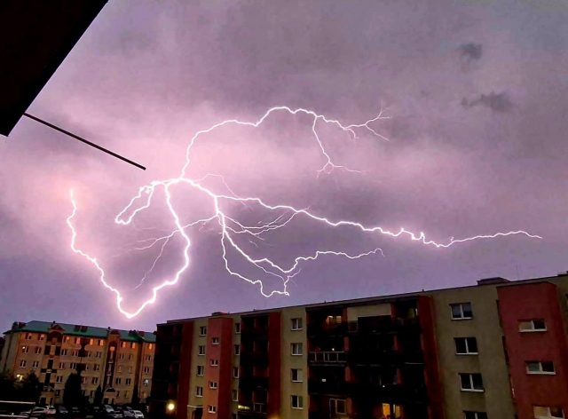 Gwałtowne burze nad powiatem bialskim. Strażacy interweniowali blisko 50 razy