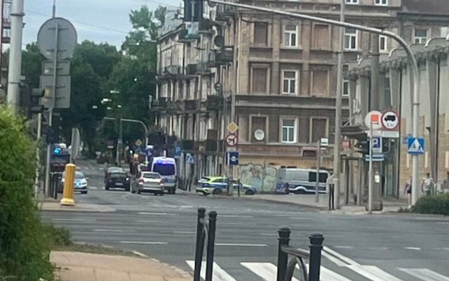 Wszedł na dach kamienicy, postawił na nogi służby ratunkowe. Zaalarmowano też negocjatorów