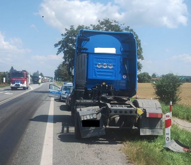 Droga krajowa nr 2 zablokowana w Zalesiu. Z ciężarówki wyciekło około 200 litrów paliwa