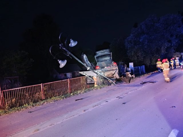 Nocna przejażdżka trzech młodych kobiet zakończyła się na latarni i ogrodzeniu. Dwie osoby w szpitalu