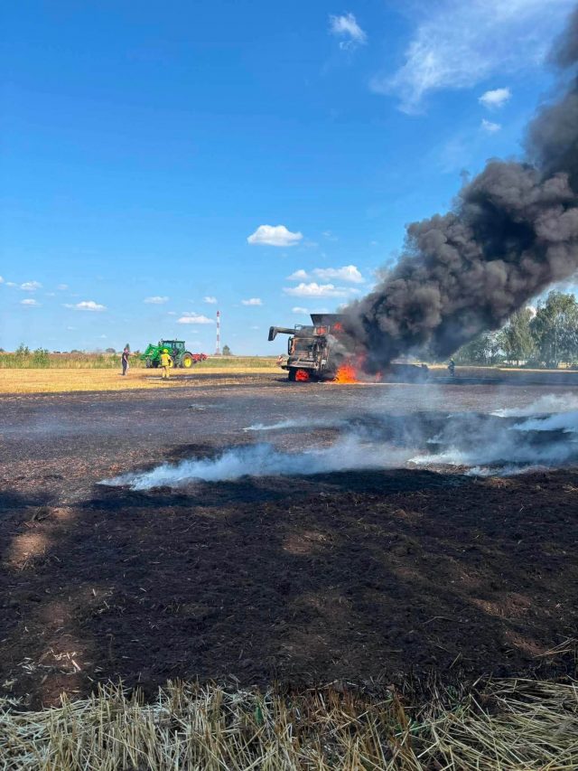 Pożar w Kaznowie. Paliło się zboże na pniu, spłonął też kombajn