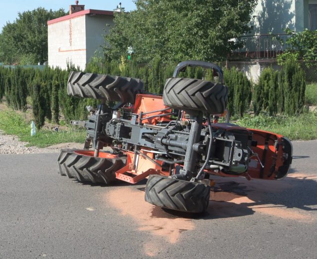 Traktorzysta zajechał drogę dostawczemu Fordowi. Mężczyzna doznał poważnych obrażeń ciała