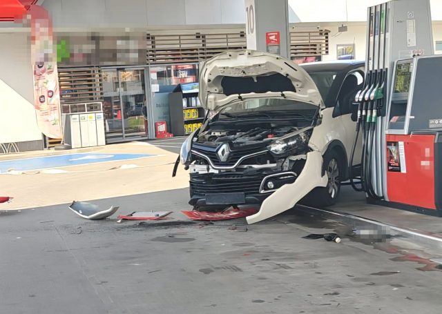 Kierowca Renaulta staranował dystrybutor na stacji paliw. 87-latek stracił prawo jazdy