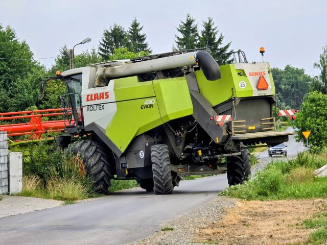 Żniwa w pełni. Maszyny rolnicze na drogach – kierowcy muszą pamiętać o tych zasadach