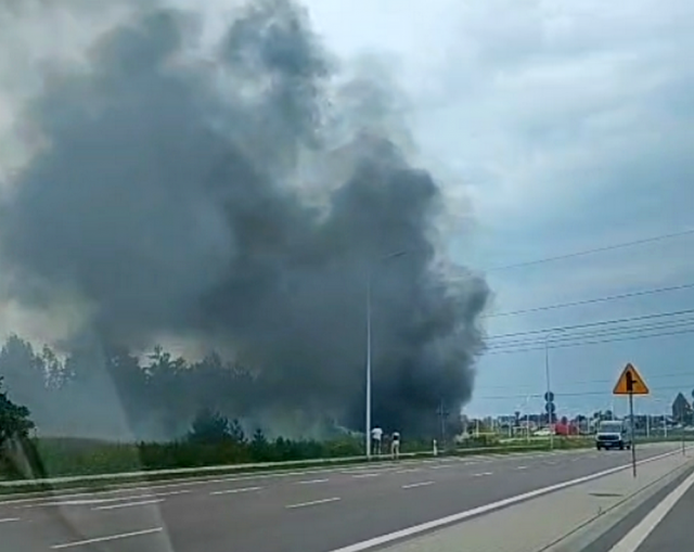 Czarny słup dymu i ogień. Pożar pojazdu dostawczego pod Lublinem