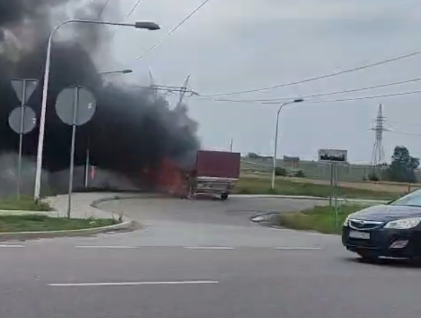 Czarny słup dymu i ogień. Pożar pojazdu dostawczego pod Lublinem