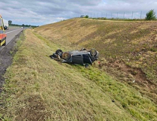 Dachowanie samochodu na S12/S17 w Leścach. Jedna osoba poszkodowana