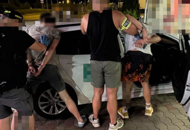 77-latka straciła 80 tys. zł metodą „na wypadek”. Policjanci odzyskali gotówkę, zatrzymali dwóch obywateli Ukrainy