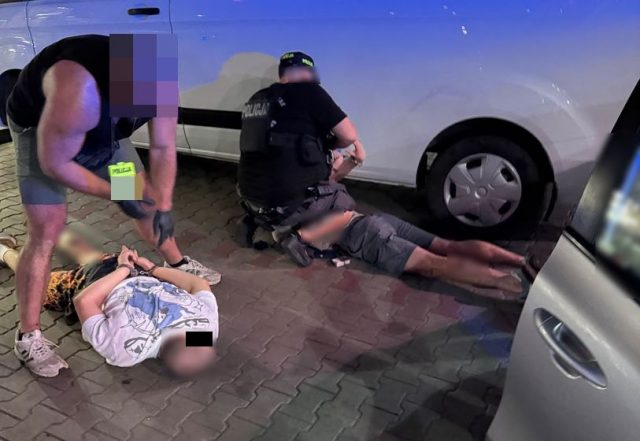 77-latka straciła 80 tys. zł metodą „na wypadek”. Policjanci odzyskali gotówkę, zatrzymali dwóch obywateli Ukrainy