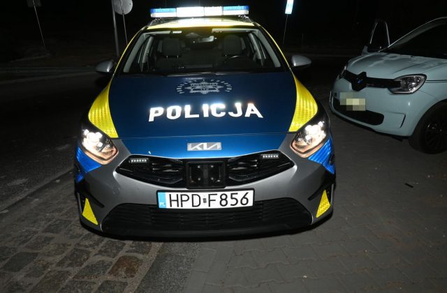 15-latek za kierownicą Renaulta uderzył w radiowóz. Policjantki wybiły szybę, by zatrzymać auto