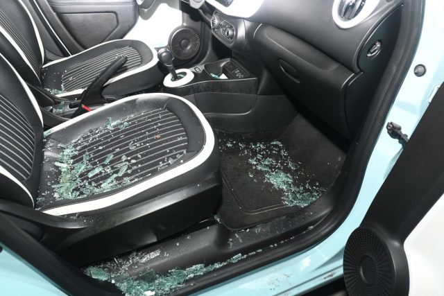 15-latek za kierownicą Renaulta uderzył w radiowóz. Policjantki wybiły szybę, by zatrzymać auto