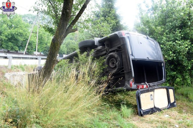 Bus dachował na DK74 w miejscowości Gorajec-Zastawie. Dwie kobiety trafiły do szpitala