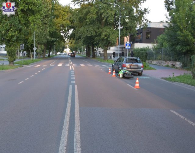 Motocyklistka uderzyła w Audi przed przejściem dla pieszych w Zamościu