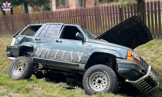 Jeep wypadł z drogi i zatrzymał się w rowie. Kierowca był nieprzytomny i miał zakaz prowadzenia do 2033 roku