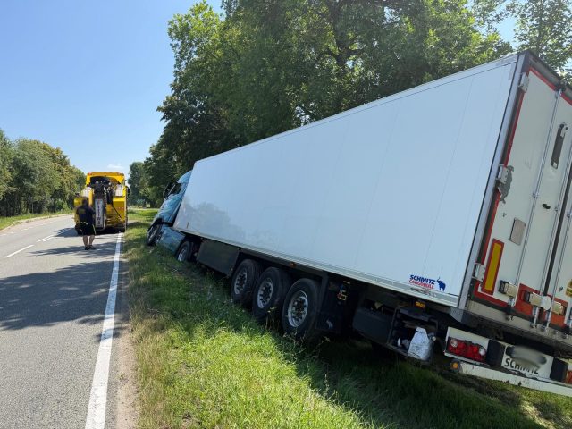 Ciężarówka w rowie na DK48 w Ułężu. Ruch odbywa się wahadłowo