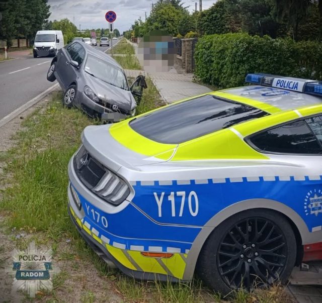 Policyjny Mustang rozbity pod Radomiem. Policjanci jechali na sygnałach do zdarzenia drogowego