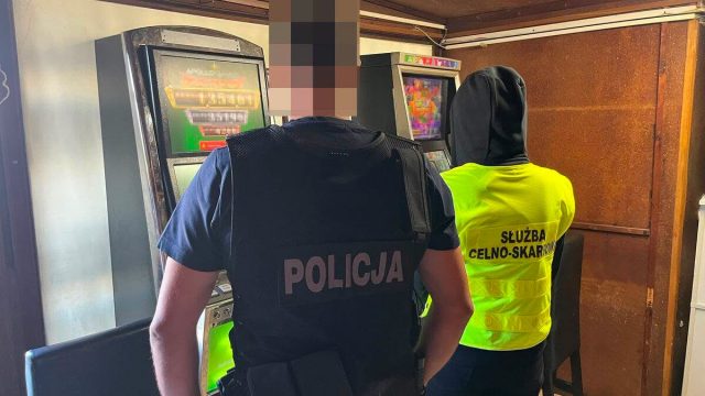 Nielegalny hazard w Rykach. W lokalu znaleziono automaty, gotówkę i amunicję