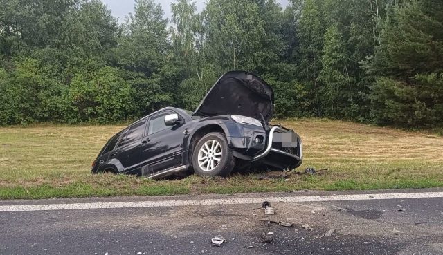 Czołowe zderzenie BMW i Suzuki na DW 835. Kierowca był zakleszczony w samochodzie