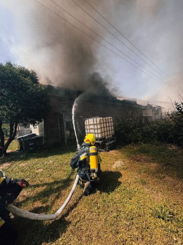Pożar budynków gospodarczych w Liśniku Dużym-Kolonii. Na miejscu pracuje 15 zastępów straży pożarnej