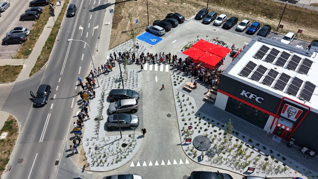 Nowe KFC otwarte w Lublinie. Przed lokalem ustawiła się długa kolejka
