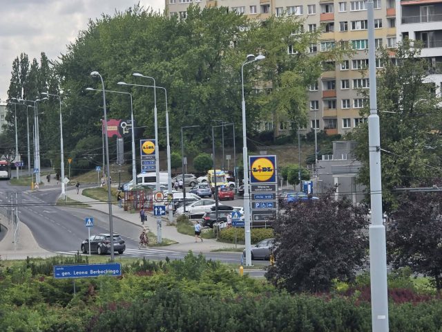 Samochód uderzył w bariery przy ul. Lwowskiej. 66-letnia kierująca trafiła do szpitala