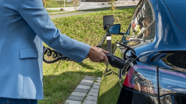 Jak bezpiecznie kupić używane auto elektryczne w 2026