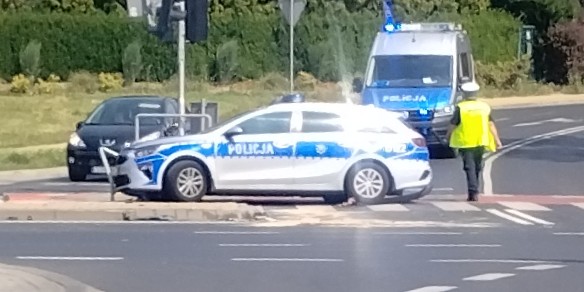 Lublin: zderzenie radiowozu i dwóch samochodów na Al. Solidarności. Cztery osoby poszkodowane