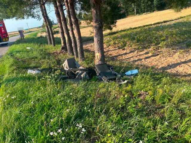 Wypadek w Bychawce. Na lokalnej drodze auto uderzyło w drzewa, kierowca się oddalił