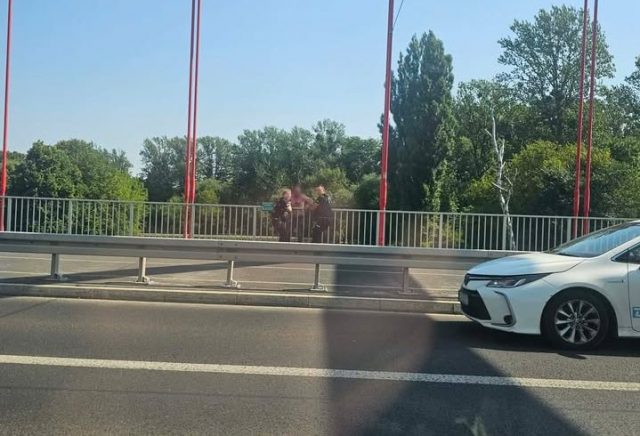Chwile grozy na moście w Lublinie. Policjanci w ostatniej chwili chwycili 42-latka