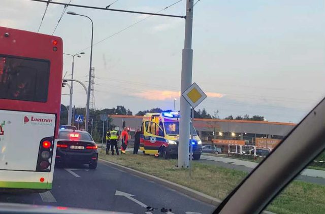 Jechał wężykiem, staranował śmietnik, zaczepił o Skodę. Świadkowie ruszyli do akcji
