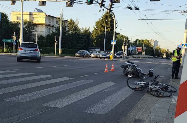 Groźny wypadek w Lublinie, motocyklista wjechał w pieszych. Małe dziecko zostało ranne