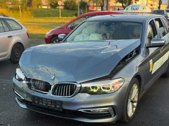 Znów to samo na tym skrzyżowaniu. Tym razem kierowca Jeepa wjechał w BMW