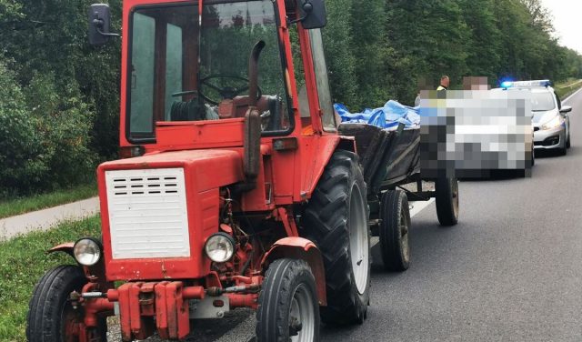 Jechał wężykiem drogą wojewódzką, o mało nie zderzył się z ciężarówką. W ciągniku przewoził dziecko