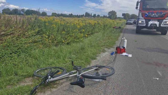 Zderzenie motocyklisty z rowerzystą. Jeden skręcał, drugi wyprzedzał, obaj zostali ranni