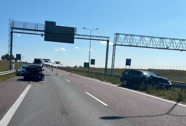 Zderzenie trzech pojazdów na S17, kierowca ciężarówki nic nie poczuł i odjechał. Dwie osoby w szpitalu