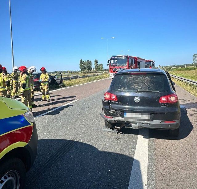 Zderzenie trzech pojazdów na S17, kierowca ciężarówki nic nie poczuł i odjechał. Dwie osoby w szpitalu