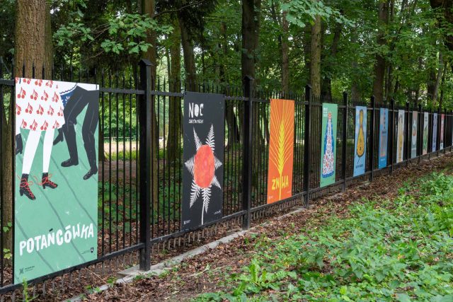 Plakaty, które opowiadają o rytmie dawnej wsi. Nowa wystawa przed lubelskim skansenem