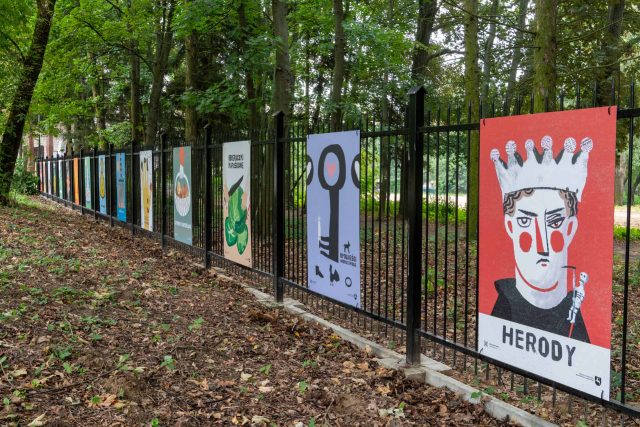 Plakaty, które opowiadają o rytmie dawnej wsi. Nowa wystawa przed lubelskim skansenem