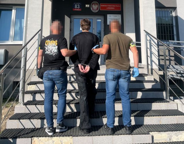 Oszustwo „na policjanta” w Kraśniku. 21-latek zatrzymany na lotnisku, z konta zniknęło 50 tys. zł