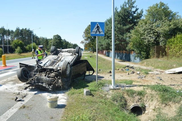 Volkswagen uderzył w betonowy przepust i dachował. Dwie osoby trafiły do szpitala