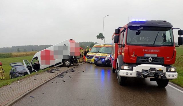 Czołowe zderzenie w Zarzecu Ulańskim. Trzy osoby trafiły do szpitala