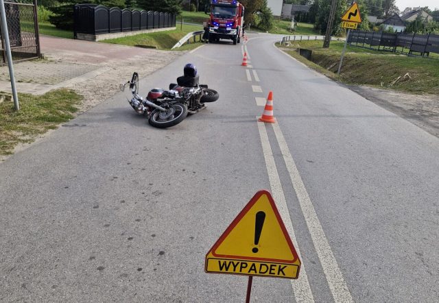 Motocyklista uderzył w barierę i znak. Miał ponad 1,2 promila alkoholu