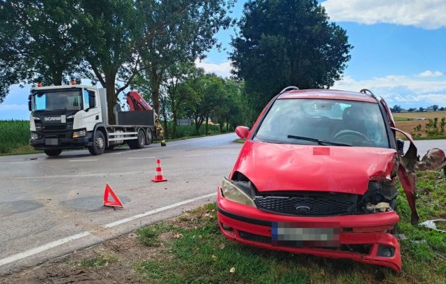 Zderzenie ciężarówki z Fordem w Hubinku. Dwie osoby trafiły do szpitala