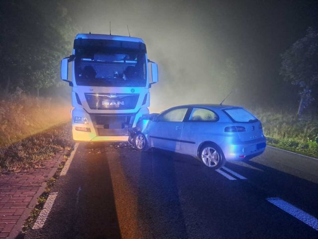 Czołowe zderzenie na DK17 w Budach. 48-latka miała blisko 1,5 promila